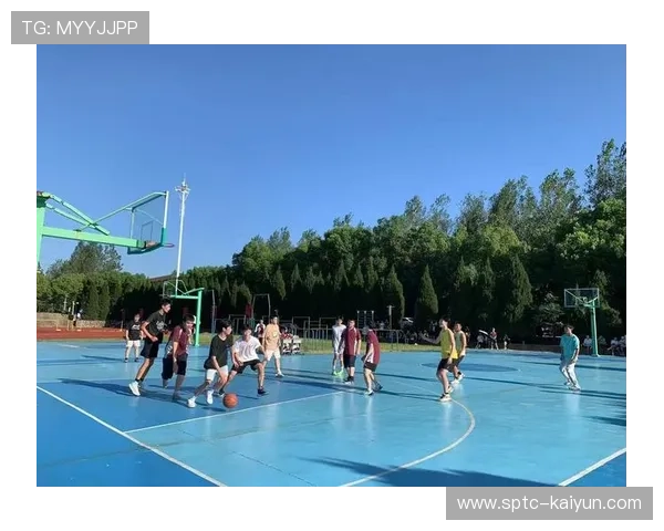 麒麟俱乐部丙组大班学员摔倒后立刻爬起，展现顽强拼搏精神