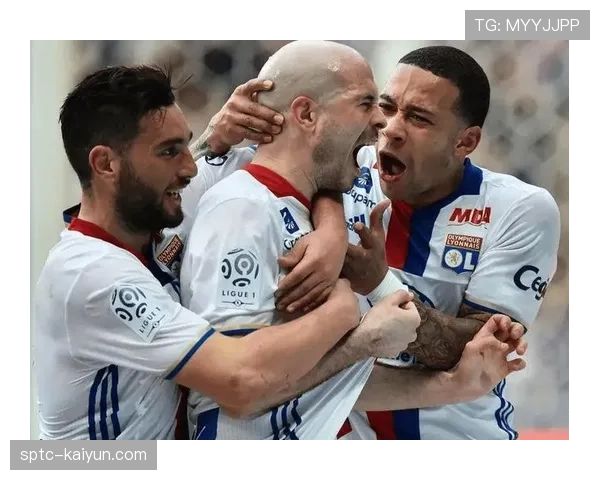 特写:洛里昂门将姆沃戈高接抵挡,力保球门不失成抢分关键 特写:洛里昂门将姆沃戈高接抵挡,力保球门不失成抢分关键